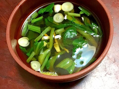 小松菜とゆずとネギの麺つゆお吸いもの。